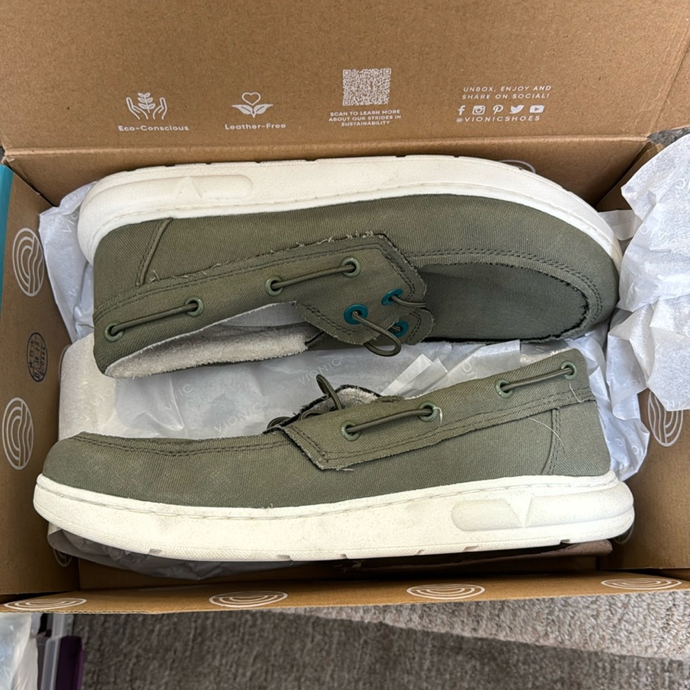 Vionic skipper canvas men’s boat shoes - size 8 - army green